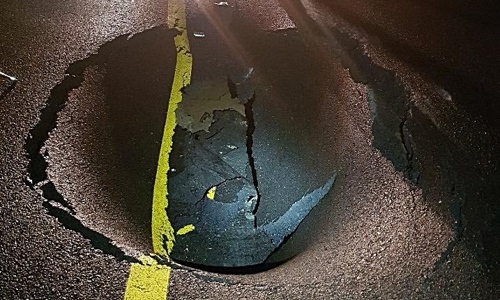 울산 울주군 지방도에 싱크홀…차량 6대 파손