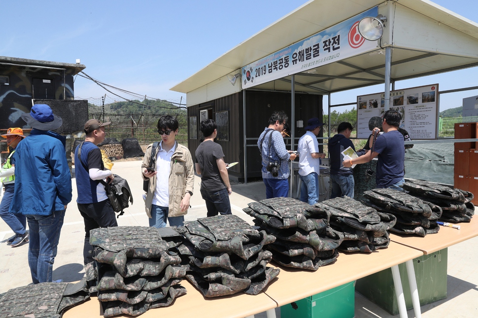 22일 시민들과 취재진들이 강원도 철원군 ‘디엠지 평화의 길' 내 57통문에서 출입절차를 기다리고 있다. 철원/사진공동취재단