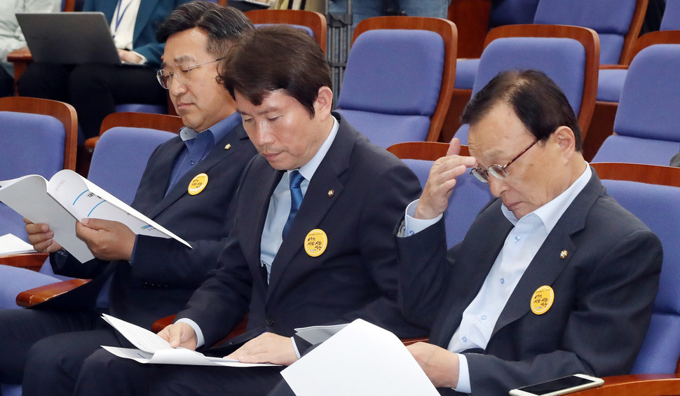 22일 오후 국회에서 열린 더불어민주당 의원총회에서 이해찬 대표와 이인영 원내대표가 자료를 살펴보고 있다. 김경호 선임기자 jijae@hani.co.kr