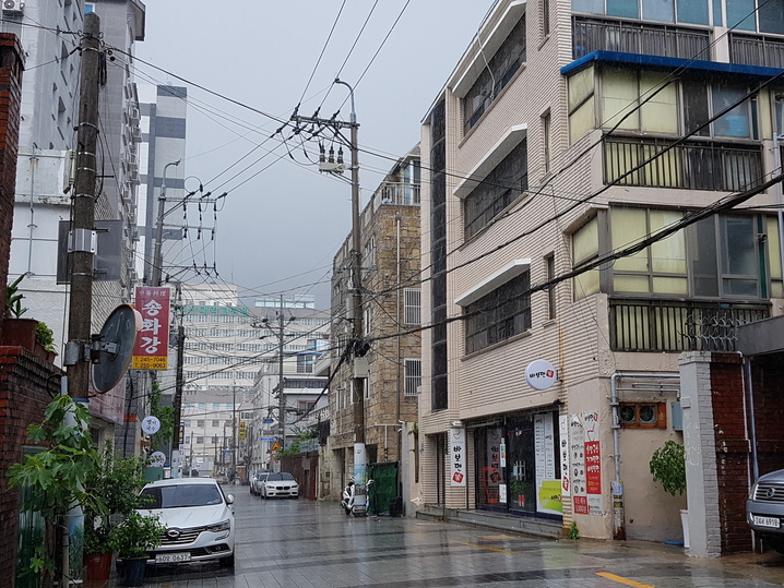 노무현 전 대통령의 네번째 부산 서구 부민동 변호사 사무실. 식당 건물의 2층과 3층을 사용했다. 이때는 문재인 변호사가 업무를 보고 노 전 대통령은 정치에 전념했다.