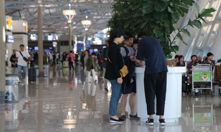 “단속 피해라” 공항 화분 뒤에 숨은 사연