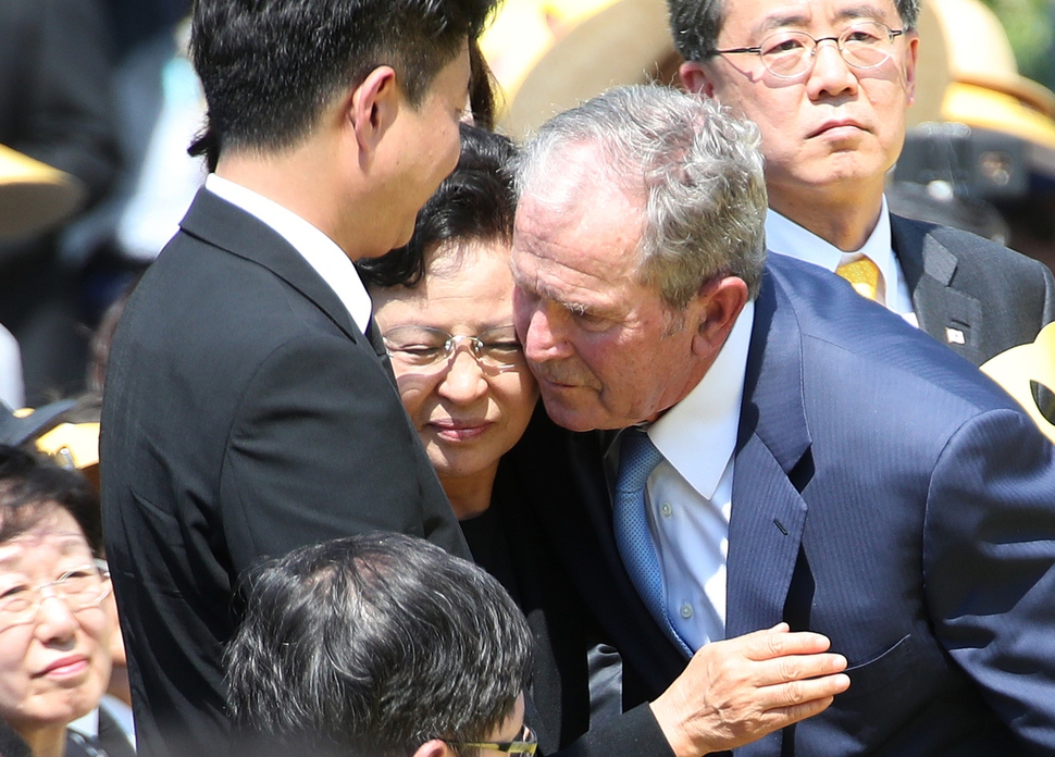 조지 워커 부시 전 미국 대통령이 23일 오후 경남 김해시 진영읍 봉하마을에서 열린 노무현 전 대통령 10주기 추도식에서 추도사를 마친 뒤 권양숙 여사를 포옹하며 위로하고 있다. 김해/공동취재사진