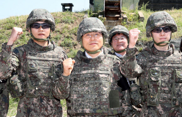 황교안 자유한국당 대표가 23일 강원도 철원군에 있는 육군 3사단을 방문해 지피(GP) 철거 현장을 둘러본 뒤 부대 관계자들과 파이팅을 외치고 있다. 연합뉴스