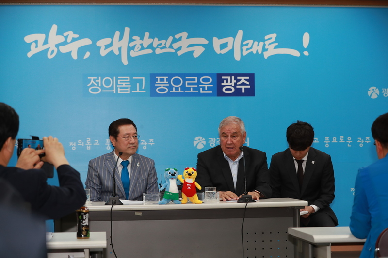 2019 광주세계수영대회 조직위원회 이용섭 위원장과 국제수영연맹(FINA)의 코넬 마르쿨레스쿠 사무총장이 23일 광주시청 5층 브리핑룸에서 공동 발표를 하고 있다. 광주세계수영대회 조직위 제공