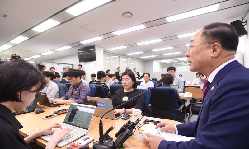 홍남기 부총리 “내년 국가채무비율 40% 돌파 불가피”
