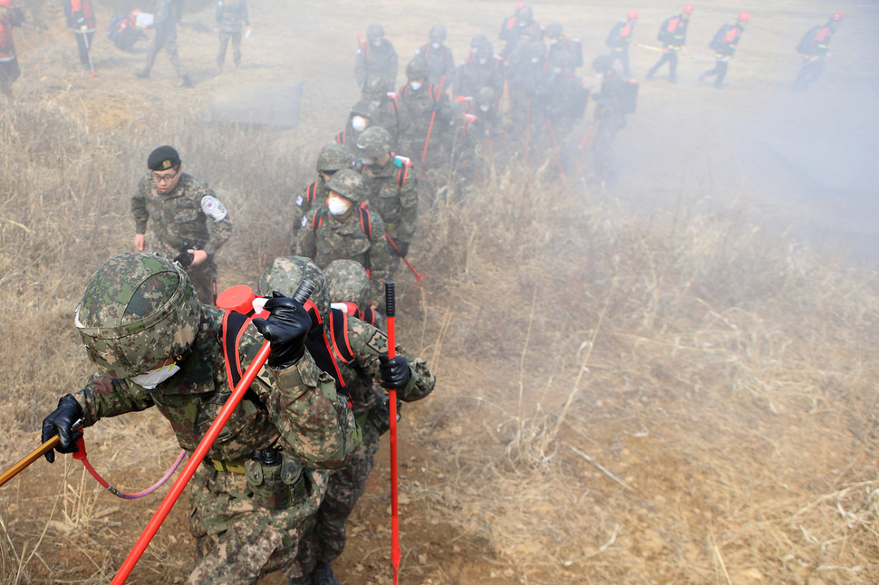 3월19일 ·인제군 산불 진화대원 등이 육군 12사단 을지사격장에서 민·관·군 산불 진화 합동 훈련을 하고 있다. 북부지방산림청이 주관한 이날 훈련은 인제군·산림청·강원도·군부대 등 200여명이 참가했다. 국가위기 대응 및 전시 대비 연습인 을지태극연습이 5월27일부터 실시된다. 인제군 제공