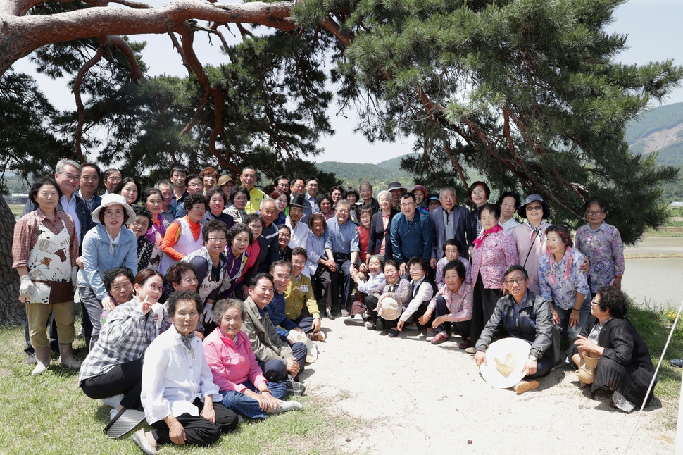 문재인 대통령이 24일 오전 경북 경주시 옥산마을을 방문, 모내기를 한 뒤 새참을 함께한 마을 주민들과 기념촬영을 하고 있다. 경주/청와대사진기자단