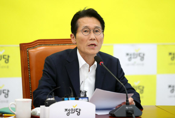 윤소하 정의당 원내대표가 지난 21일 여의도 국회 본청에서 열린 제123차 의원총회에서 발언하고 있다. 연합뉴스