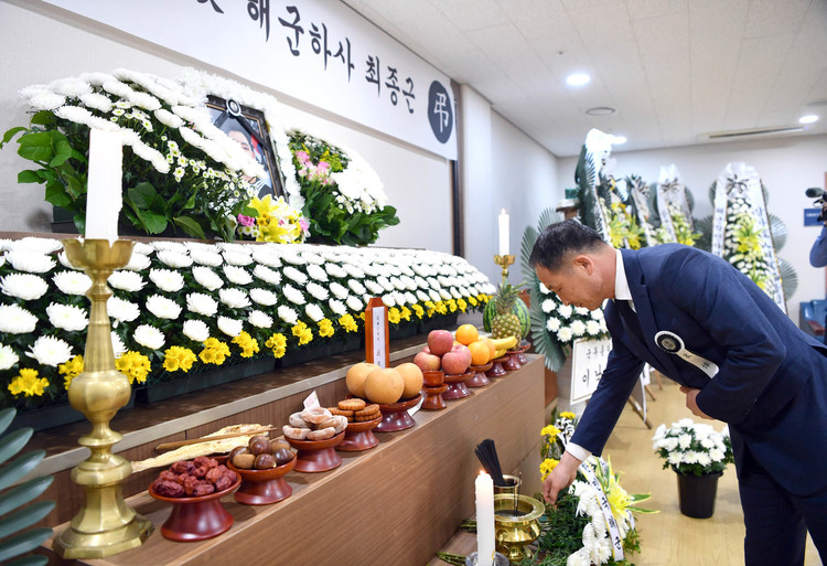 김현종 청와대 국방개혁비서관이 25일 경남 창원시 진해 해군해양의료원의 고 최종근 하사 빈소를 찾아 조문하고 있다. 연합뉴스