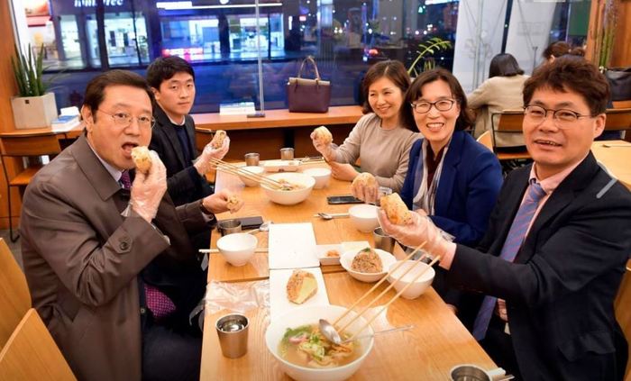 이용섭 광주시장은 지난 2월 “주먹밥은 광주정신과 5·18 민주화운동을 스토리텔링할 수 있는 좋은 소재”라고 말했다. 이 시장(맨왼쪽)이 한 가게에서 주먹밥을 맛보고 있다. 페이스북 갈무리