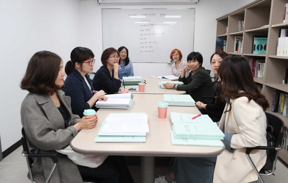 제24회 한겨레문학상 심사위원들이 지난 20일 오후 서울 마포구 신수동 한겨레출판 회의실에서 본심을 하고 있다. 왼쪽부터 편혜영 윤이형 서영인 강영숙 장은정 오혜진 김유진 신샛별씨다. 박종식 기자 anaki@hani.co.kr