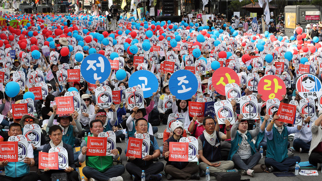 25일 오후 서울 종각역 인근에서 전교조 결성 30주년 기념 전국교사대회가 열려 참석자들이 법외노조 취소를 요구하고 있다. 김경호 선임기자 jijae@hani.co.kr