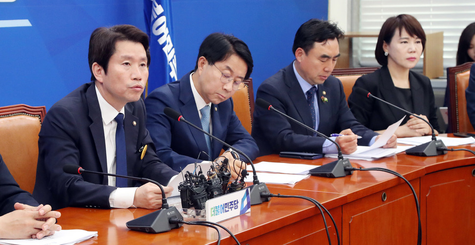 이인영 민주당 원내대표가 23일 오전 국회에서 열린 정책조정회의에서 발언을 하고 있다. 김경호 선임기자 jijae@hani.co.kr