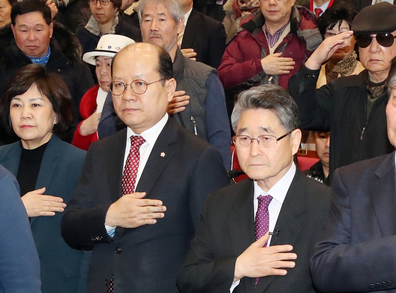 김진태 자유한국당 의원등이 주최한 ‘5.18 진상규명 대국민공청회’가 열린 지난 2월8일 오후 국회 의원회관에서지만원씨와 참석자들이 국민의례를 하고 있다. 김경호 선임기자 jijae@hani.co.kr