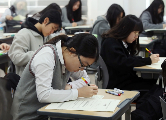 지난 3월7일 오전 서울 동작구 수도여자고등학교에서 열린 올해 첫 전국연합학력평가에서 3학년 학생들이 답안지를 작성하고 있다.  연합뉴스