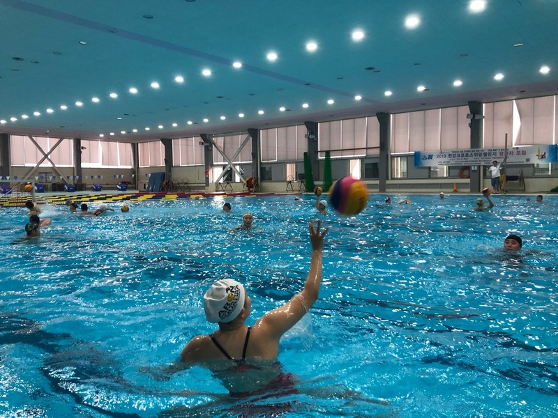26일 서울 송파구 한국체대 수영장에서 열린 2019 광주세계수영대회 여자수구 국가대표 선발전에서 지원자들이 공을 패스하고 있다.