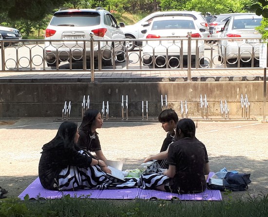 ‘까독회’ 학생들이 학교 주차장에서 시를 읽은 뒤 소감을 나누고 있다. 왼쪽 윗줄부터 시계 방향으로 3학년 이지나, 김민주, 조현서, 정혜수 학생. 오선아 광양백운고 교사 제공
