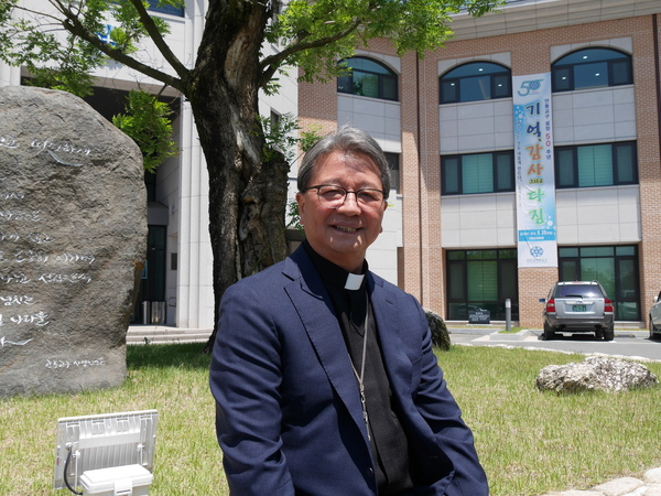 권혁주 주교는 1983년 사제 서품을 받자마자 안동교구 합창 본당 보좌신부로 사목활동을 시작했고 2001년부터 3대 안동교구장을 맡고 있다.