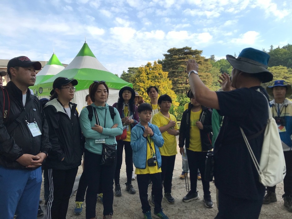 새벽 조류탐사에 앞서 인솔자인 김인규 박사의 설명을 듣고 있는 참가자들.