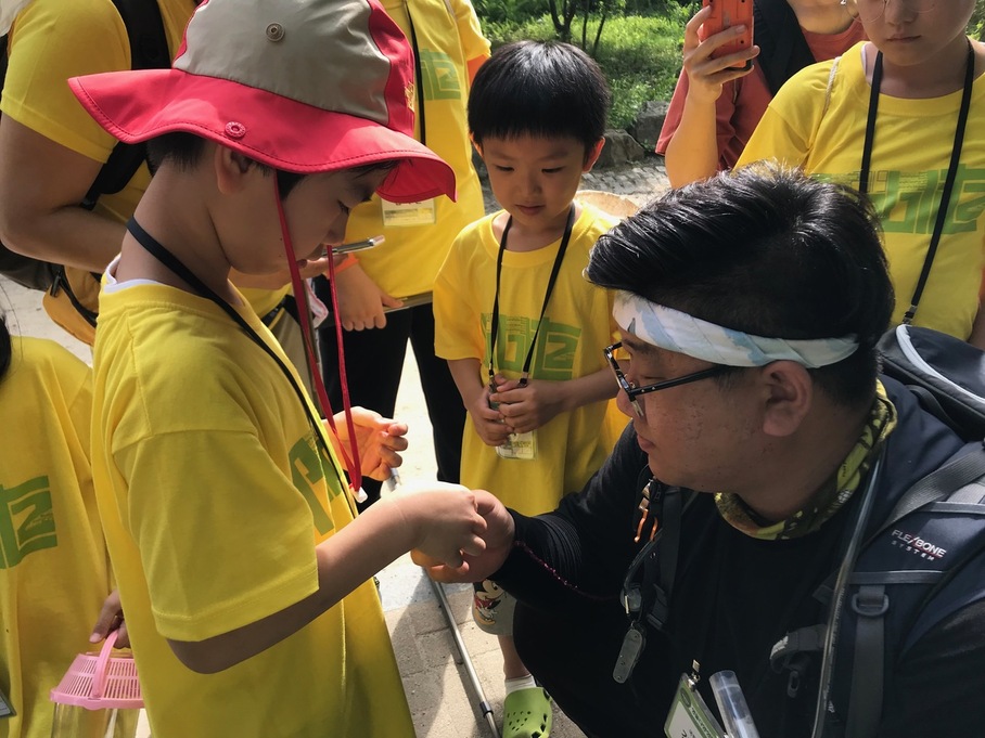 25~26일 국립수목원 광릉숲에서 열린 ‘바이오블리츠 코리아 2019’에서 어린이 참가자들이 곤충탐사를 하고 있다.