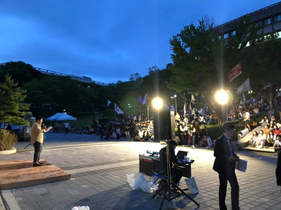 27일 오후 6시께 서울대 중앙도서관 앞 공터 ‘아크로폴리스’에서 전체 학생총회가 열렸다. 사진 서울대 총학생회 페이스북 갈무리