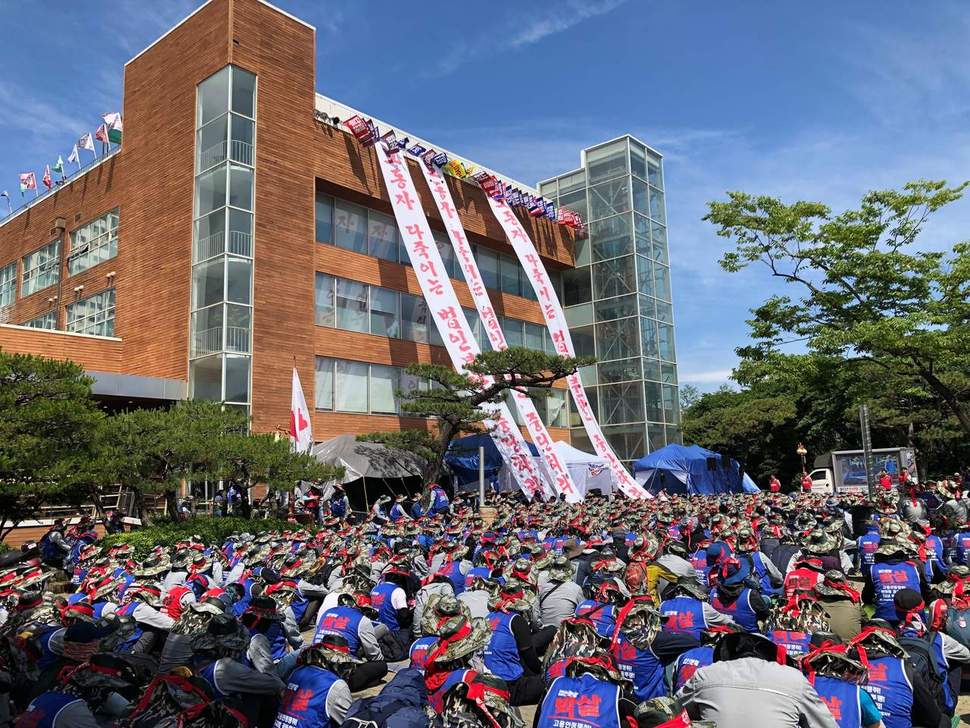 금속노조 현대중공업지부는 28일 회사 쪽의 법인분할 추진에 반대해 전면파업을 벌인 뒤 전날 오후부터 점거에 들어간 임시 주주총회 장소(한마음회관) 앞에서 전체 조합원집회를 열고 회사 쪽에 ‘법인분할 주주총회 중단’을 촉구했다.