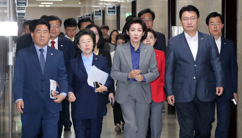 나경원 자유한국당 원내대표가 28일 오전 국회에서 열린 원내대책회의에 참석하고 있다. 김경호 선임기자 jijae@hani.co.kr