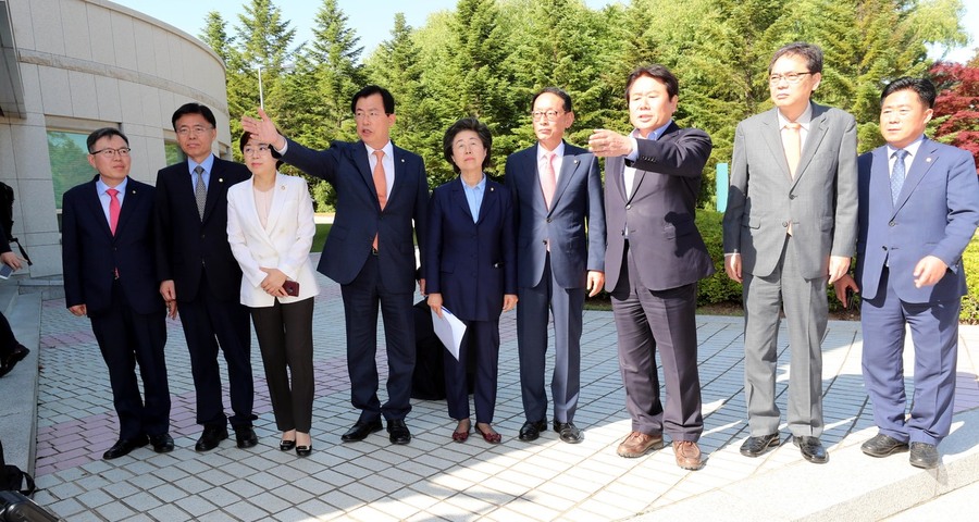 정양석 원내수석부대표 등 자유한국당 원내대표단과 이은재 국회 정보위원회 간사 등 같은 당 위원들이 28일 오후 양정철 더불어민주당 연구원장과 서훈 국정원장의 최근 회동을 따지기 위해 서울 서초구 내곡동 국가정보원을 항의방문하기에 앞서 입장을 밝히고 있다. 강창광 기자 chang@hani.co.kr