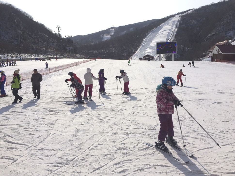 북한 학생들이 2018년 1월28일 강원도 원산 인근에 위치한 마식령 스키장에서 스키를 타기 위한 준비를 하고 있다. 원산/AP 연합뉴스