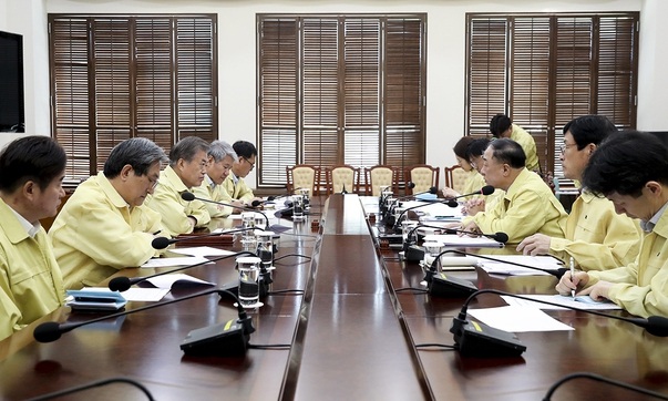 문 대통령 “추경안 통과, 기업투자 심리가 살아나는 것이 급선무”