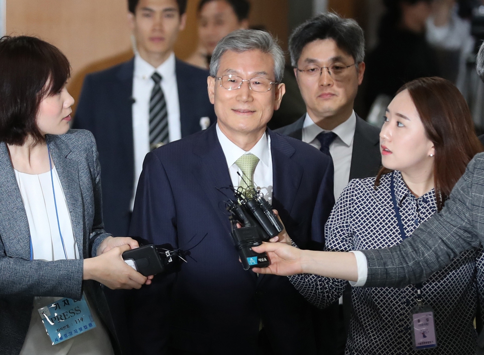 사법행정권 남용 혐의로 기소된 고영한 전 대법관이 29일 오전 서울중앙지법에서 열린 첫 재판에 참석하기 위해 법정으로 향하고 있다. 백소아 기자