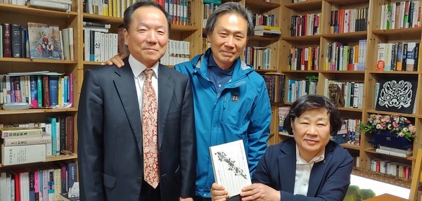 전남 당양군 대방리 김상윤씨 자택 서재에서 김상윤(가운데)·정현애(오른쪽)씨 부부와 동생 김상집(왼쪽)씨가 39년 만에 <녹두서점의 오월>을 출간한 이유를 설명하고 있다. 김경애 기자