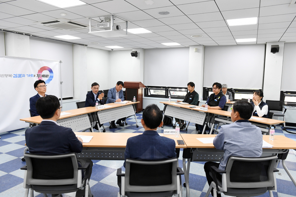 경기 김포시와 김포도시철도 운영사인 김포골드라인운영㈜, 민주노총 전국공공운수노동조합 김포도시철도지부가 29일 파업을 앞두고 19시간에 걸친 마라톤 협상 끝에 협상안에 합의했다.