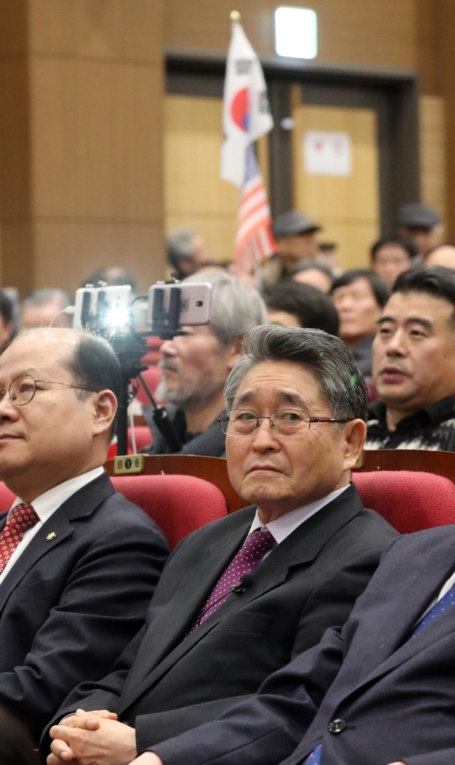 김진태 자유한국당 의원등이 주최한 5.18 진상규명 대국민공청회가 지난 2월8일 오후 국회 의원회관에서 열렸다. 당시 발표자로 나선 지만원씨가 공청회를 지켜보고 있다. 뒤쪽에 태극기와 성조기가 보인다. 김경호 선임기자