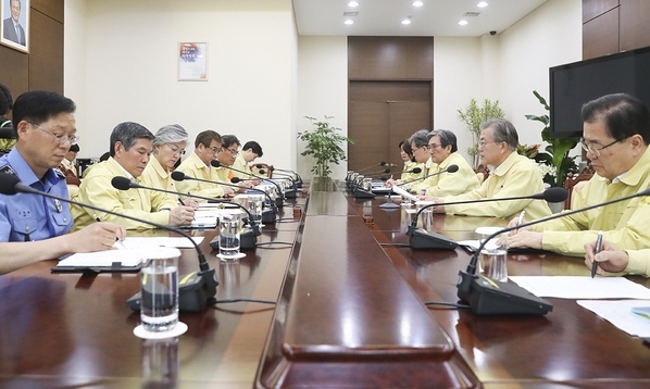 문 대통령 “헝가리 주변국 구조전문가·장비 투입도 검토”