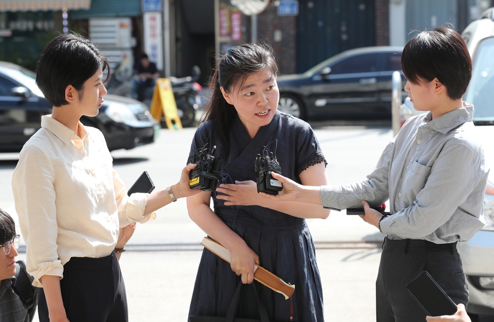 김수남 전 검찰총장 등 전·현직 검찰 고위직 4명을 직무유기 혐의로 고발한 임은정 청주지검 충주지청 부장검사가 31일 오전 서울 중랑구 서울지방경찰청 지능범죄수사대에 고발인 신분 조사를 받기 위해 출석하기 전 기자들의 질문에 답하고 있다. 백소아 기자 thanks@hani.co.kr