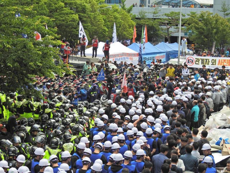 31일 한마음회관 진입로 입구에서 법인분할 주주총회를 둘러싸고 계속된 현대중공업 노사의 대치 장면. 신동명 기자