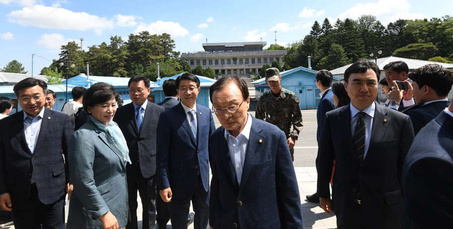 이해찬 더불어민주당 대표 등 당 지도부가 4·27 남북공동선언 1주년을 맞아 31일 오전 경기도 파주 판문점 남측지역 자유의집에서 현장 최고위원회의를 열었다. 국회사진기자단