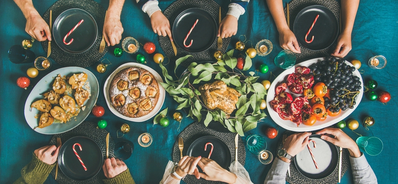 공유주방을 빌리고 모두가 요리 과정에 참여하고 같이 만든 요리를 맛있게 먹었다. 각자 들고 온 소박한 음식들과 술, 기념품 등을 꺼내 놓으면서 자연스럽게 서로의 취향, 지금 하고 있는 일, 앞으로의 미래에 대한 걱정과 기대감 등에 관한 깊은 이야기들이 나왔다. 게티이미지뱅크