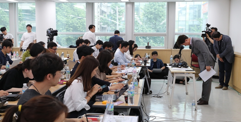 이상무 참좋은여행사 전무이사가 30일 오후 서울 중구 참좋은여행사 사무실에 마련된 사고대책본부에서 사고 관련 브리핑을 마친 뒤 허리 숙여 인사하고 있다. 백소아 기자 thanks@hani.co.kr