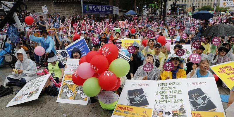 2017년 7월15일 서울 대한문 앞에서 열린 동성애퀴어축제반대국민대회 참가자들이 구호를 외치고 있다. 박종식 기자 anaki@hani.co.kr