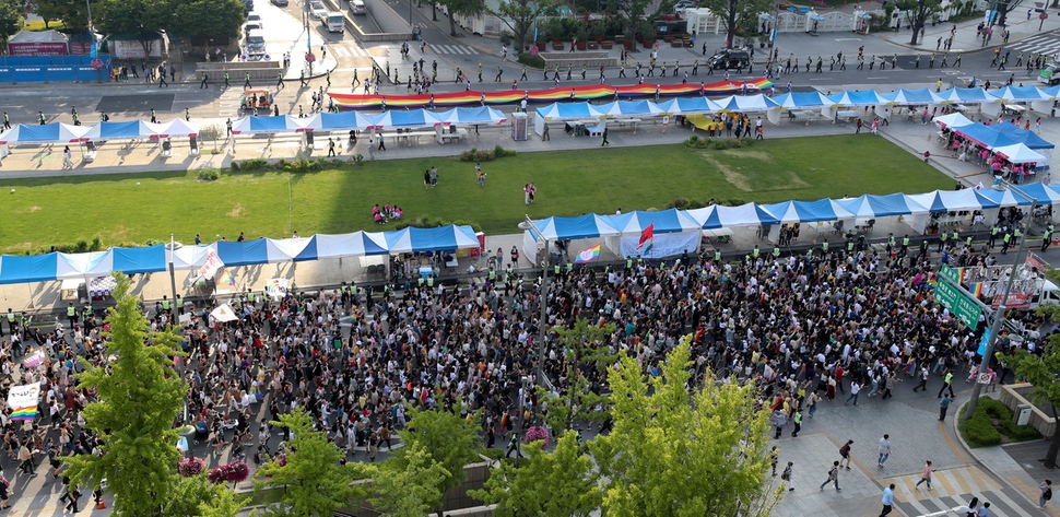 제20회 서울퀴어문화축제 ‘스무번째 도약, 평등을 향한 도전!' 참가자들이 1일 오후 서울 중구 서울광장을 출발해 성소수자와 성소수자 인권을 지지하는 '서울퀴어퍼레이드'를 펼쳐 광화문 주변을 지나고 있다. 김정효 기자 hyopd@hani.co.kr