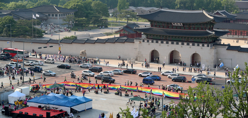 제20회 서울퀴어문화축제 ‘스무번째 도약, 평등을 향한 도전!' 참가자들이 1일 오후 서울 중구 서울광장을 출발해 성소수자와 성소수자 인권을 지지하는 '서울퀴어퍼레이드'를 펼쳐 광화문 앞을 지나고 있다. 김정효 기자 hyopd@hani.co.kr