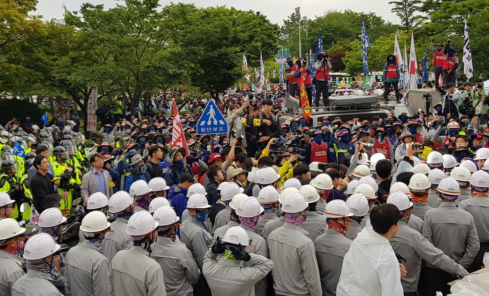 31일 현대중공업 주주총회가 열리는 울산 한마음회관 앞 진입로에서 회사 관계자들이 주총장을 점거 중인 노조원들과 대치하고 있다. 2019.5.31  연합뉴스