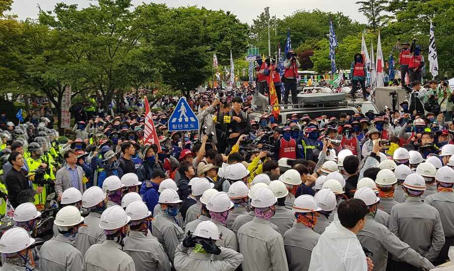 현대중공업, 주총 강행 위해 주총장 진입 시도…노사 대치