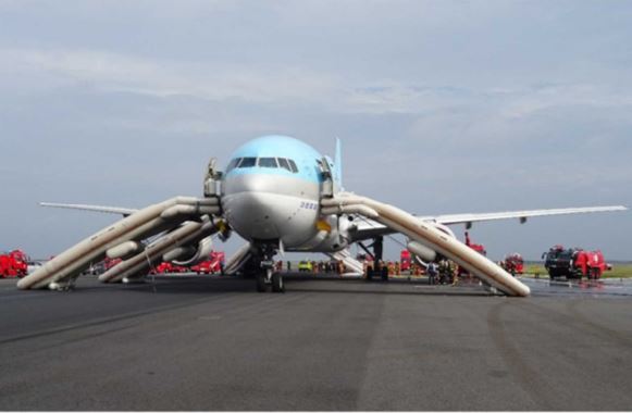 하네다공항 화재 당시 비상탈출 슬라이드가 펼쳐진 모습.