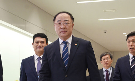 홍남기 부총리 “최저임금 인상 수준, 최소화돼야”