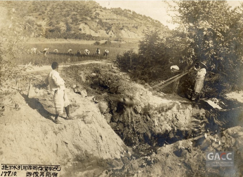 2019 옛 사진공모전에서 은상을 받은 ‘1942년 서후면 천수답 모내기’. 농부들이 모를 심는 모습이 보이고, 앞쪽에서 줄을 당기면서 물을 끌어올리는 모습이 이채롭다.