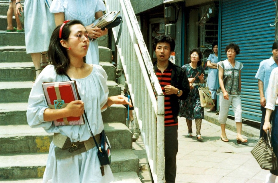 서울 시내를 돌아다니던 동철(김명곤)은 우연히 ‘가짜 여대생’ 혜영(이보희)을 보고 그 미모에 홀딱 빠진다.