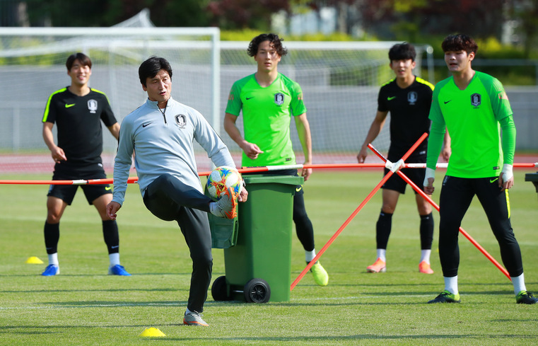 한국 20살 이하 축구대표팀 정정용 감독과 선수들이 3일(한국시각) 폴란드 루블린 근교 푸와비 훈련장에서 2019 국제축구연맹(FIFA) 20살 이하(U-20) 월드컵 16강 한일전을 앞두고 족구를 하며 가볍게 몸을 풀고 있다. 푸와비(폴란드)/연합뉴스